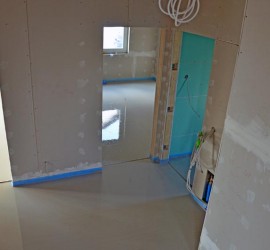 fertig verlegter flüssiger Estrich im EG-Flur