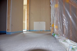 OG-Flur: Estrich begehbar und niedrige Treppenschwelle