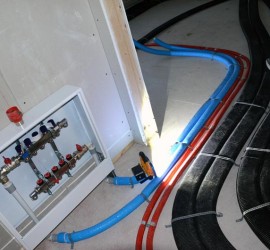 HKV, Lüftungsleitungen und Wasserleitungen im OG-Flur