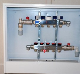 Heizkreisverteiler im OG-Flur