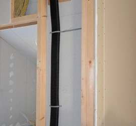 Flur im OG mit Lüftungsleitung in der Wand