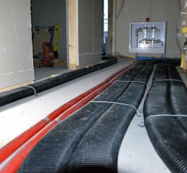 Lüftungsleitungen und Wasserleitungen im OG-Flur