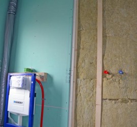 Duschwand im Gäste-Bad gedämmt