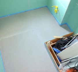 Gäste-Bad: Estrich mit erweitert abgestellter Dusche