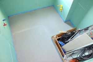 Gäste-Bad: Estrich mit erweitert abgestellter Dusche