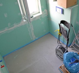 Gäste-Bad nach dem ersten Spachteln