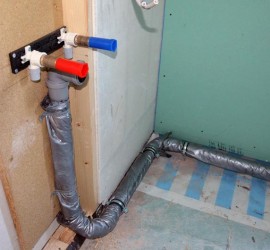 Gäste-Bad Waschbecken-Abflussleitungen