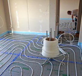 Gästezimmer: Verlegung Fußbodenheizungsrohre