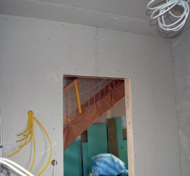Hausanschlussraum Rigipsplatten Türseite