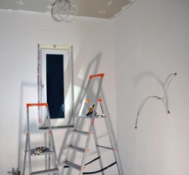 Hausanschlussraum Rollputz Fensterseite