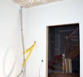 Hausanschlussraum Rollputz Türseite