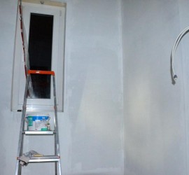 Hausanschlussraum Wände mit Sperrgrund abends