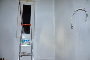 Hausanschlussraum Wände mit Sperrgrund abends