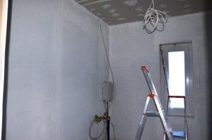 Hausanschlussraum Wände mit Sperrgrund morgens