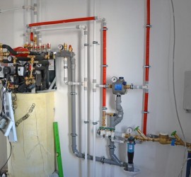 Hausanschlussraum Übergabestation mit Leitungen