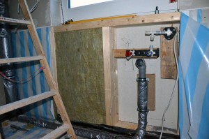 Küche mit Abflussrohr und Armatur für Außenhahn