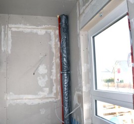 Für fehlendes Kabel geöffnete Wand gespachtelt