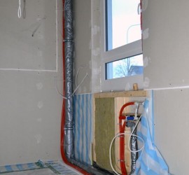 Küche mit Wasserleitungen und Abfluss Bad