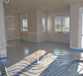 Estrichverlegung mit Laser im Wohnzimmer