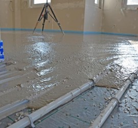 Detailansicht der Estrichverlegung im Wohnzimmer