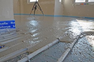 Detailansicht der Estrichverlegung im Wohnzimmer