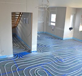 Wohnzimmer mit Flurtür: Fußbodenheizung fertig verlegt