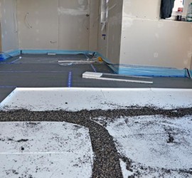 Wohnzimmer und Küche: Schüttung im Fußbodenheizungsstyropor