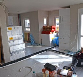 Wohnzimmer mit Material für Fußbodenheizungsaufbau