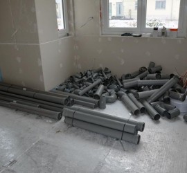 Wohnzimmer mit Sanitär-Rohren