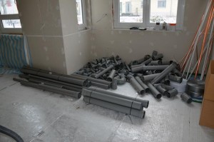 Wohnzimmer mit Sanitär-Rohren