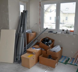Wohnzimmer mit erstem Sanitärmaterial