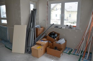 Wohnzimmer mit erstem Sanitärmaterial