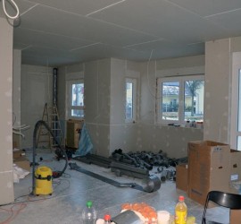 Wohnzimmer mit Sanitärmaterial nach erstem Tag