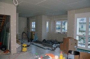 Wohnzimmer mit Sanitärmaterial nach erstem Tag