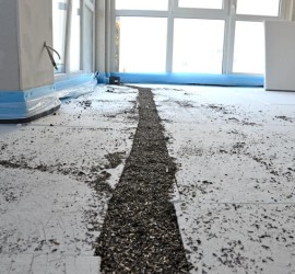 Wohnzimmer: Schüttung im Fußbodenheizungsstyropor