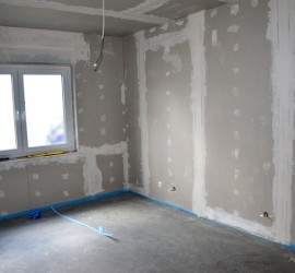 Steckdosen im gespachtelten Arbeitszimmer