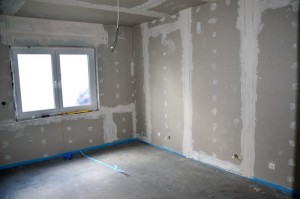 Steckdosen im gespachtelten Arbeitszimmer