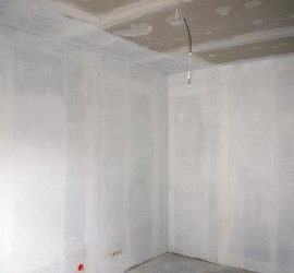 Grundierung der Arbeitszimmer-Wände mit Sperrgrund