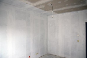 Grundierung der Arbeitszimmer-Wände mit Sperrgrund 