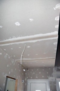Flur im Erdgeschoss mit gespachtelter Decke