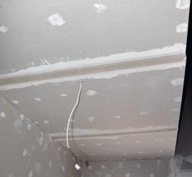 Flur im Erdgeschoss mit gespachtelter Decke