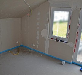 Steckdose und Lampenklemme im Gästezimmer