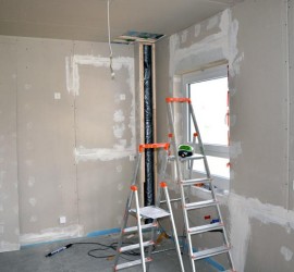 geflickter Kabelbruch und Steckdosen sowie Lichtkabelklemme in Küche