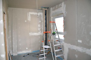 geflickter Kabelbruch und Steckdosen sowie Lichtkabelklemme in Küche