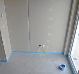 Steckdosen, Schalter und Thermostat im Schlafzimmer