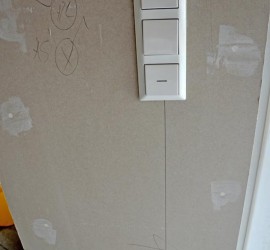 Schalter und Steckdose im Wohnzimmer