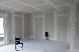 Wohnzimmer mit gespachtelter Decke