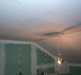 Bad-Decke mit Sperrgrund