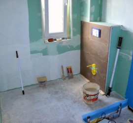 Erste geflieste Wand, die WC-Wand im Gäste-Bad