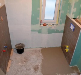 Gäste-Bad mit Fliesen an WC- und Waschbecken-Wand